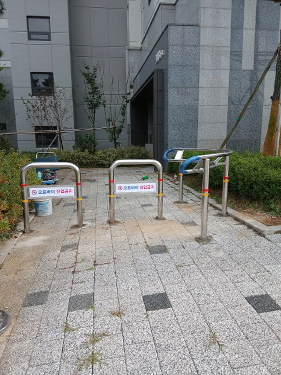 아파트 단지 보행로 입구 스테인리스 U자형 볼라드 3개 설치 완료 사례