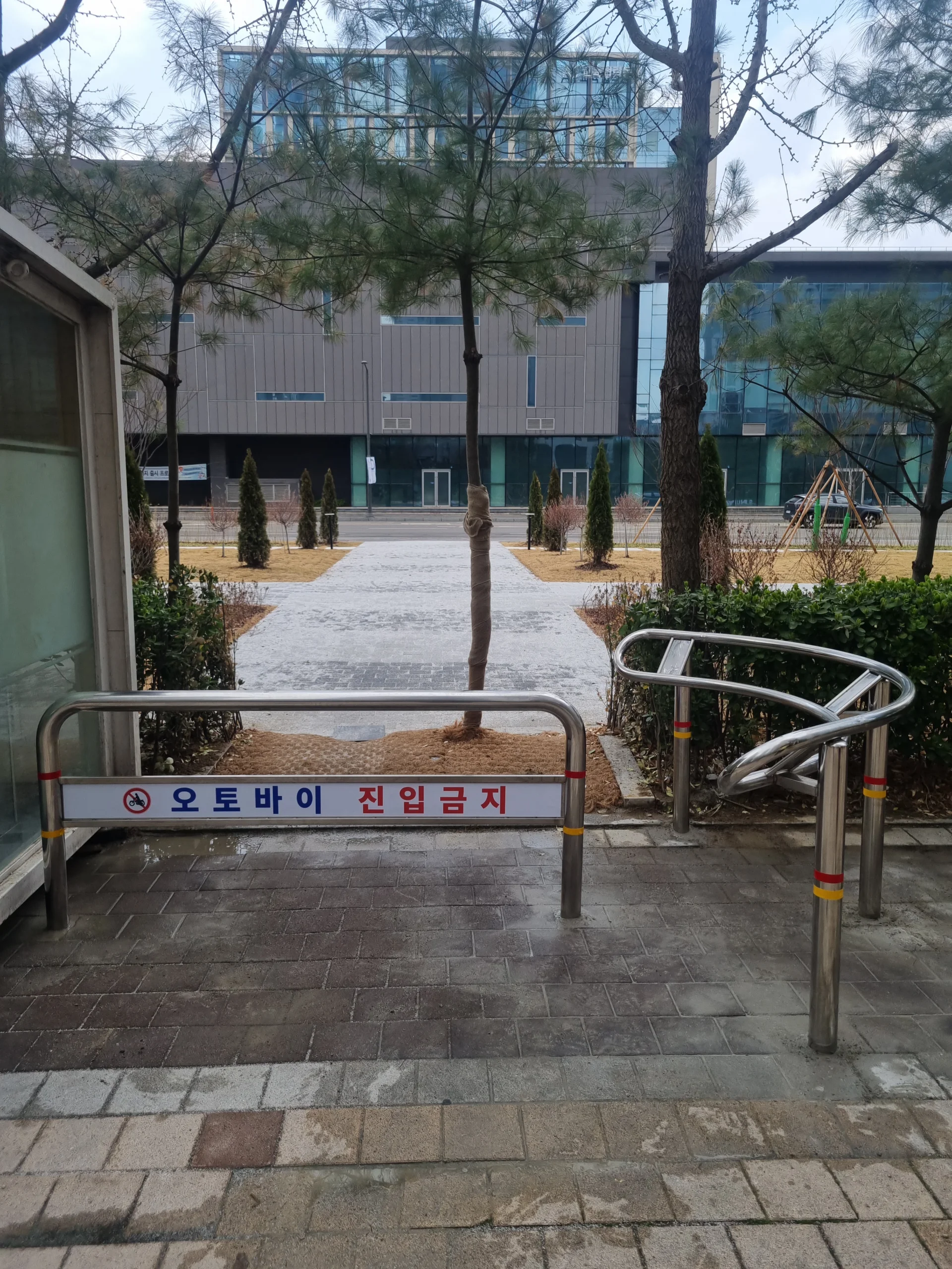 스모킹라운지 부스 앞 보행로 스테인리스 회전바 볼라드 오토바이 진입금지 표지 시공 후