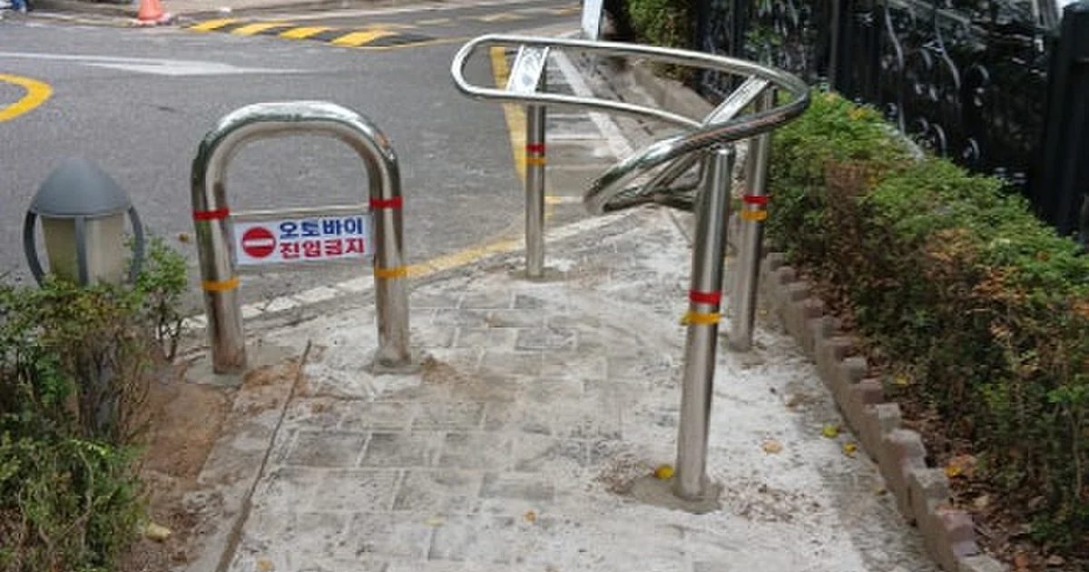 볼라드 도장 보수 관련 시공 사진
